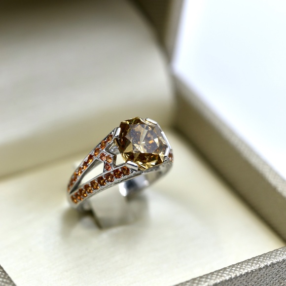 Harry Winston 5.76 Carat Diamond Engagement Ring - Picture 13 of 16